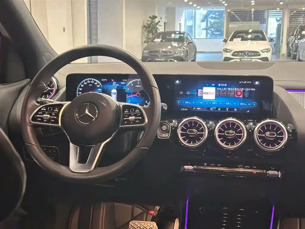 MERCEDES-BENZ GLA