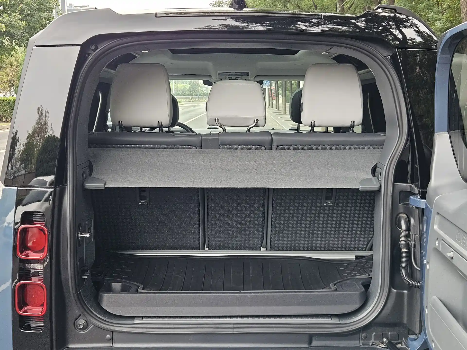 Photo 21 - Land Rover Defender