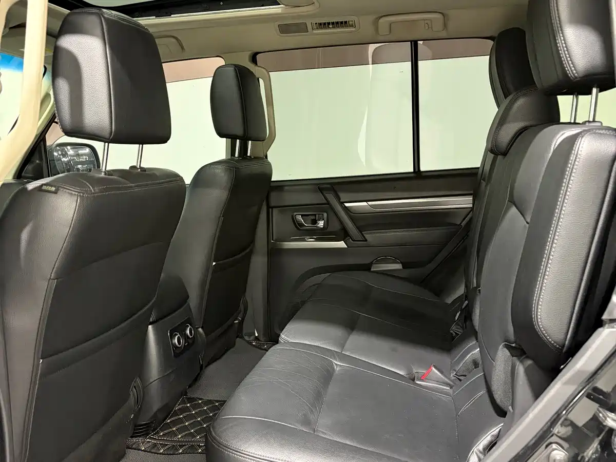صورة 11 - Mitsubishi Pajero (Import)