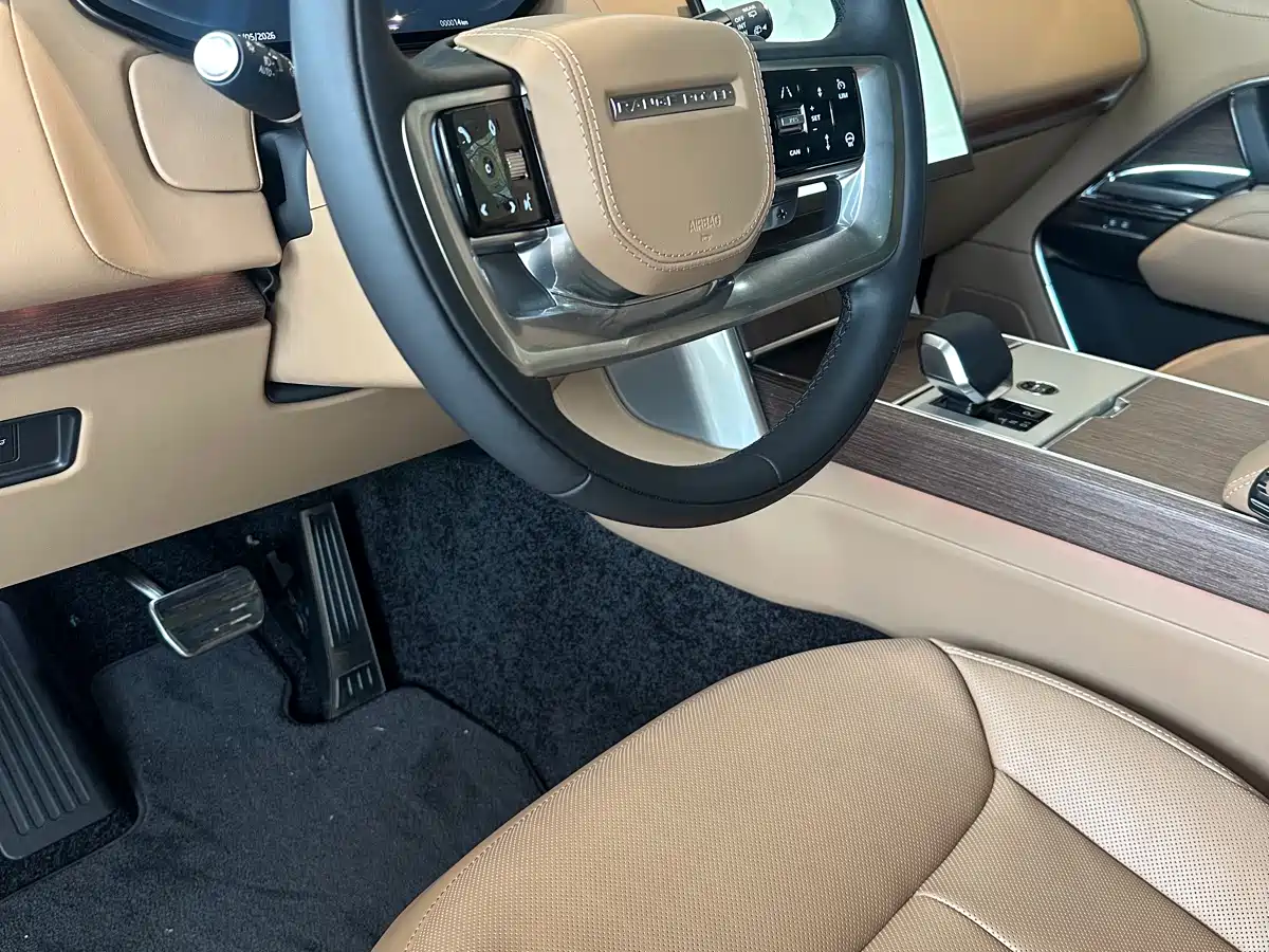 Land Rover Range Rover 2026 Model 3.0 L6 400PS SE Long Wheelbase Version фото 4