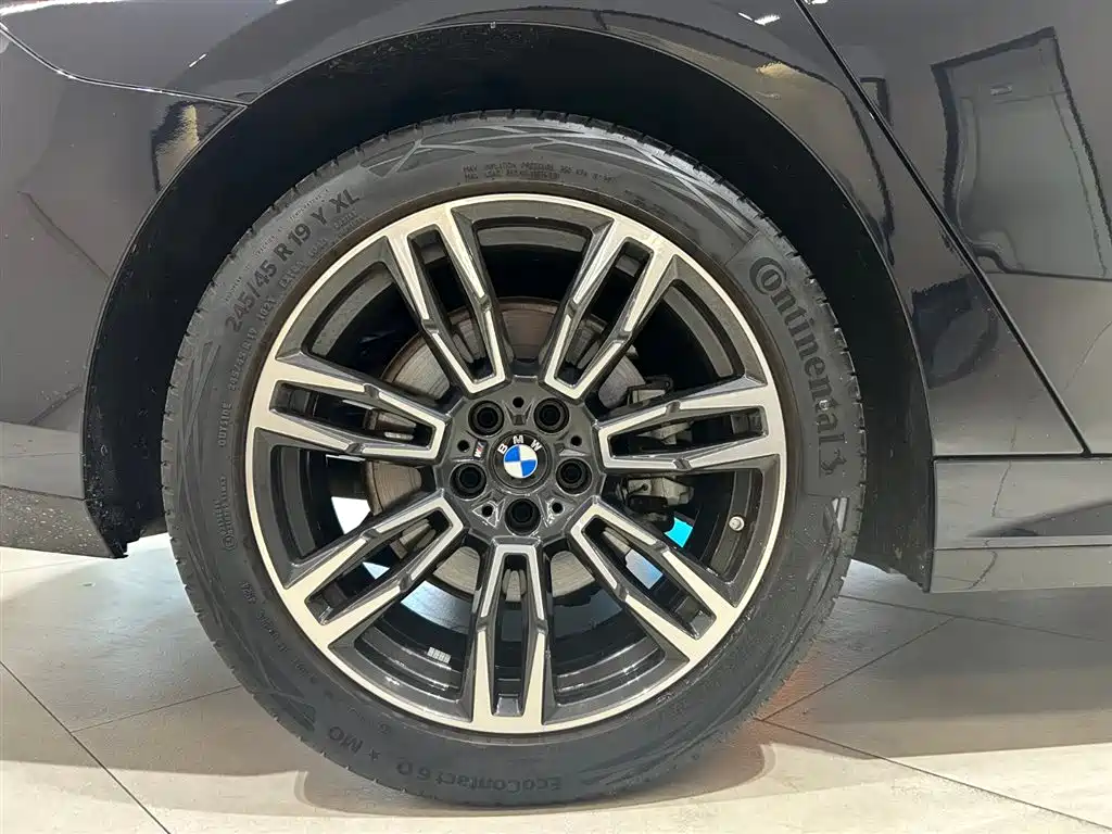 BMW 5 Series 2025 530Li Leading M Sport Package фото 6