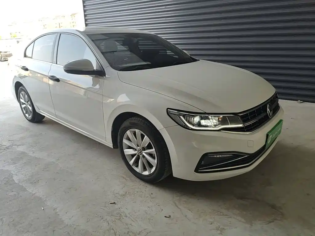 VOLKSWAGEN BORA