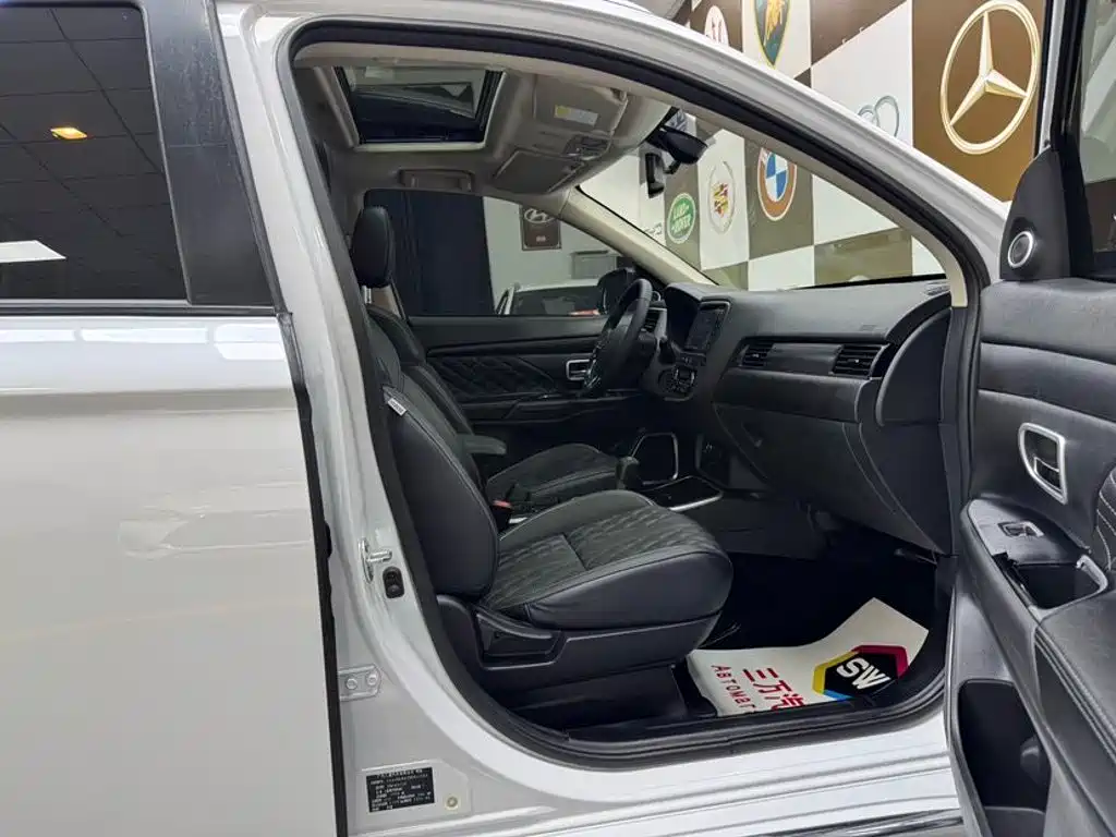 Mitsubishi Outlander 2023 2021 Facelift 2.0L 2WD Premium Edition 7-Seater