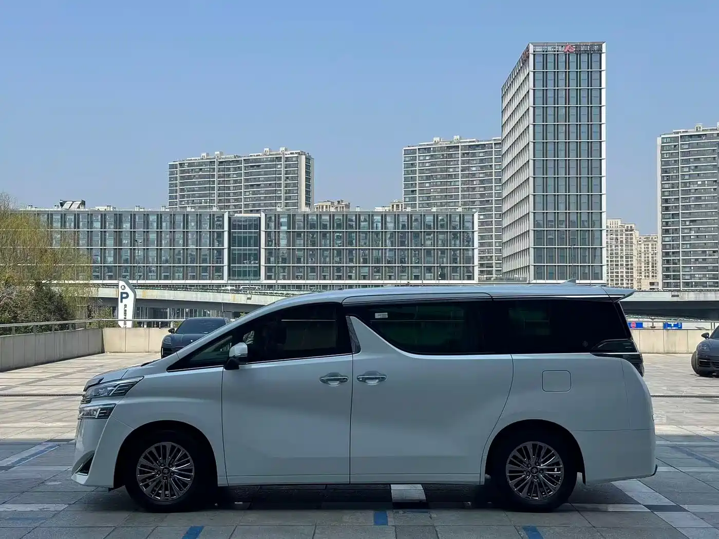 Toyota Vellfire 2021 Crown Hybrid 2.5L HV Premium Edition фото 5