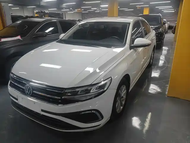 VOLKSWAGEN BORA 2023