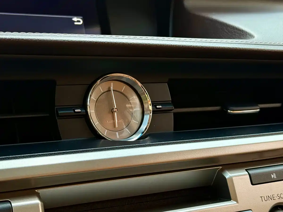 Photo 24 - Lexus ES