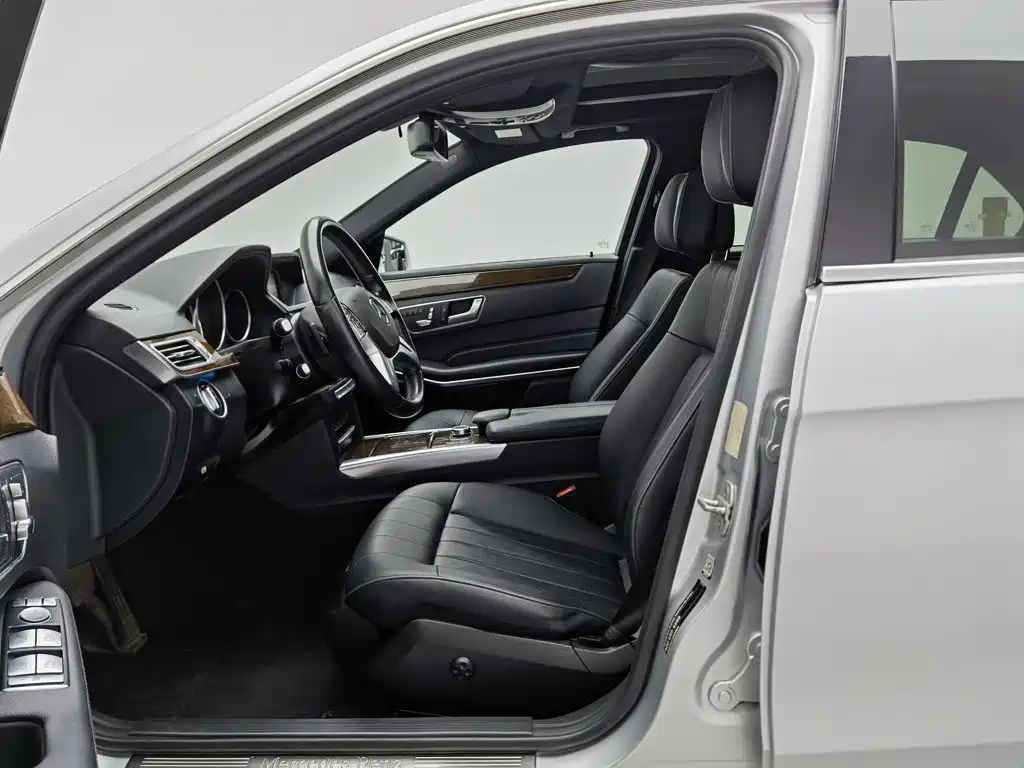 Photo 10 - Mercedes-Benz E-Class