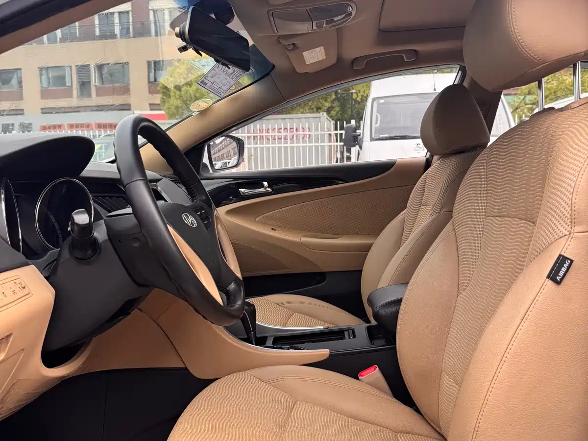 Hyundai Sonata 2015 Classic 2.0L Automatic Luxury Edition фото 9