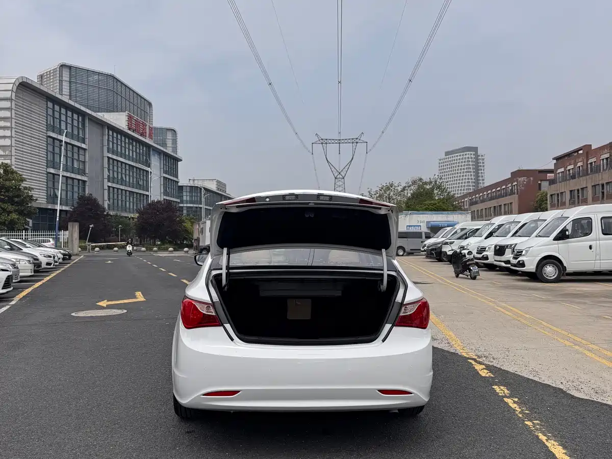Hyundai Sonata 2015 Classic 2.0L Automatic Luxury Edition фото 15
