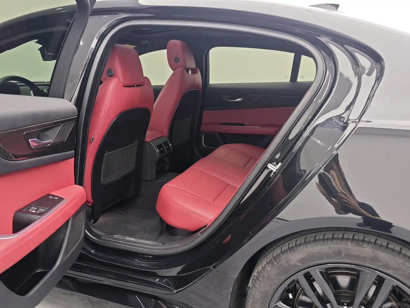 Jaguar XEL 2021 2.0T 250PS Gloss Black Sport Edition фото 12