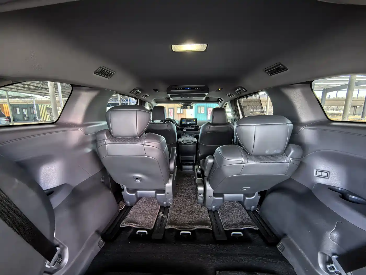Toyota Sienna 2024 2.5L Hybrid 4WD Premium Edition фото 6