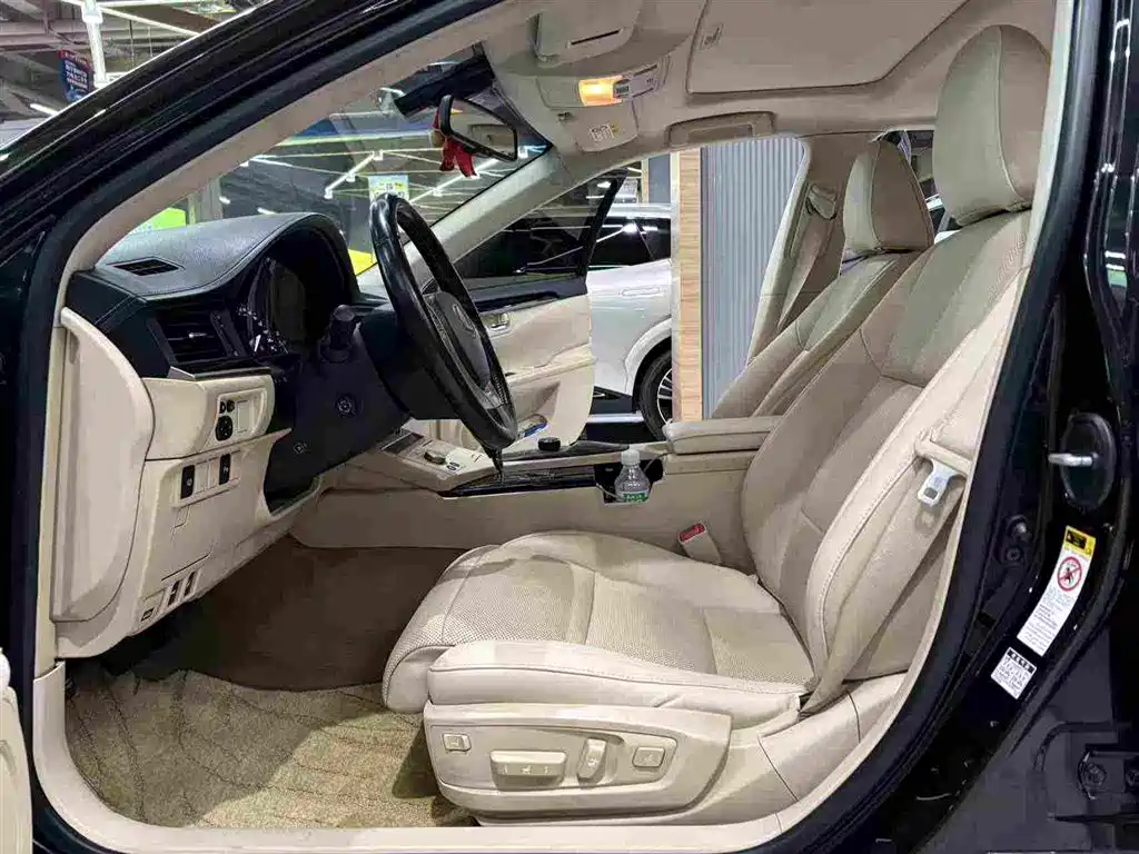 Фото 8 - Lexus ES