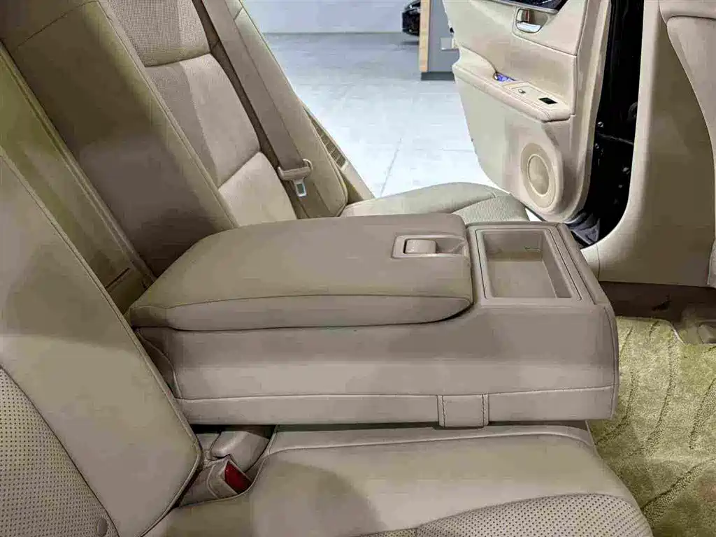 Фото 29 - Lexus ES
