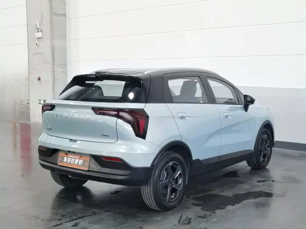 Фото 2 - Geely Geometry E Firefly