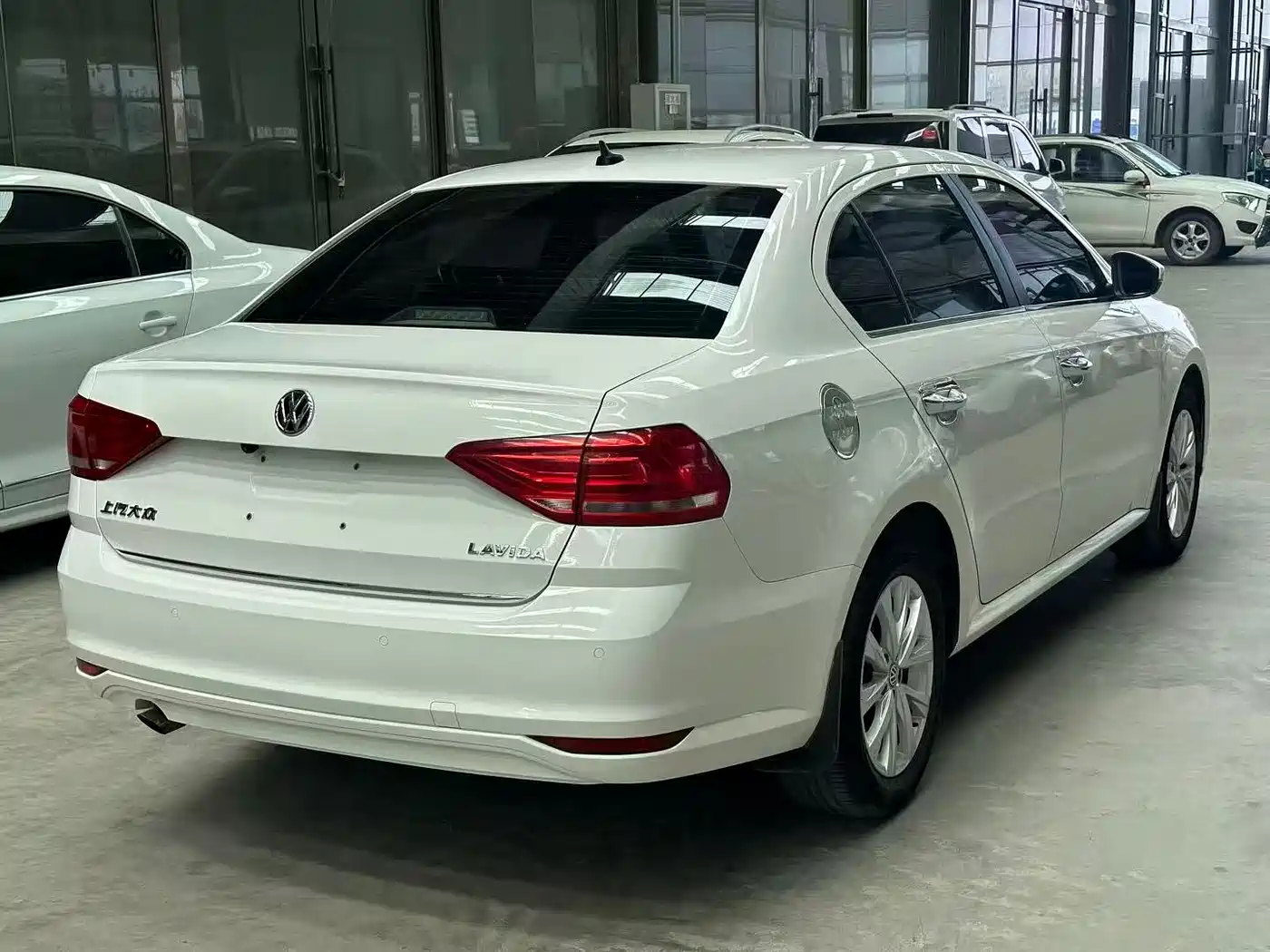 Volkswagen Lavida 2017 1.6L Automatic Comfort Edition фото 6
