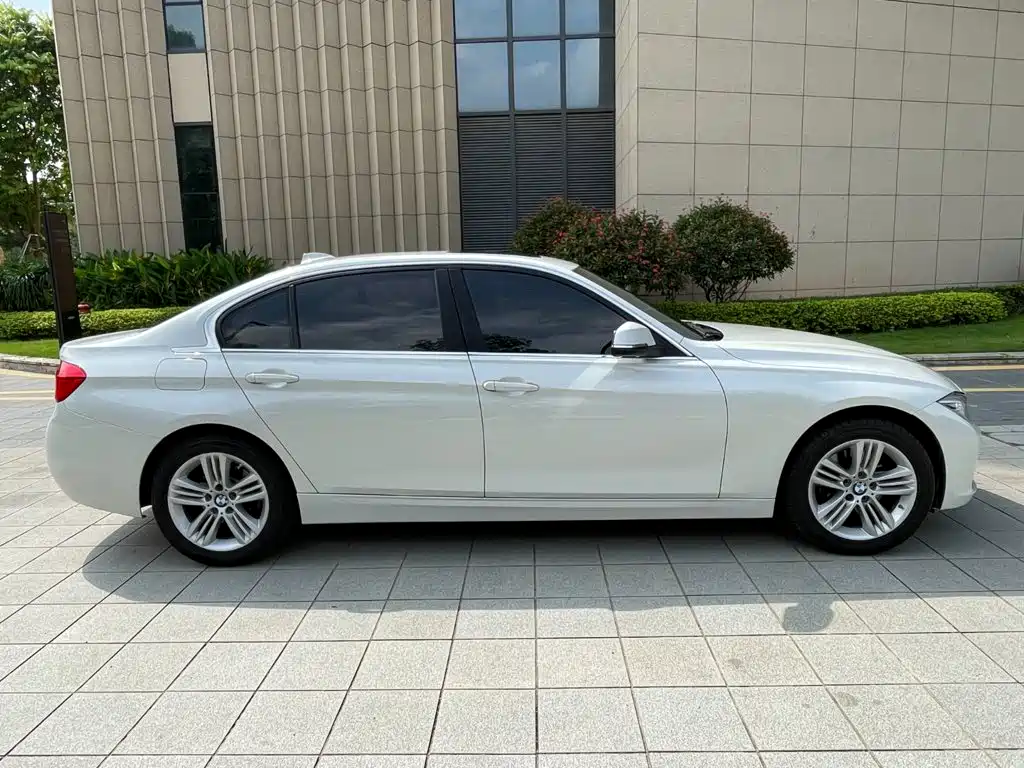 Photo 8 - BMW 3 Series