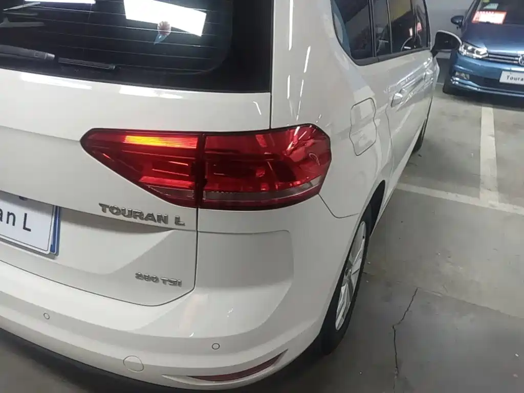 Фото 8 - Volkswagen Touran