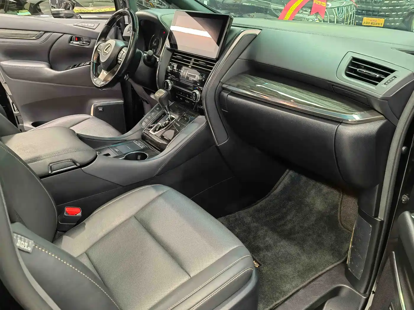 Lexus LM 2020 300h 4-Seat Imperial Edition фото 5