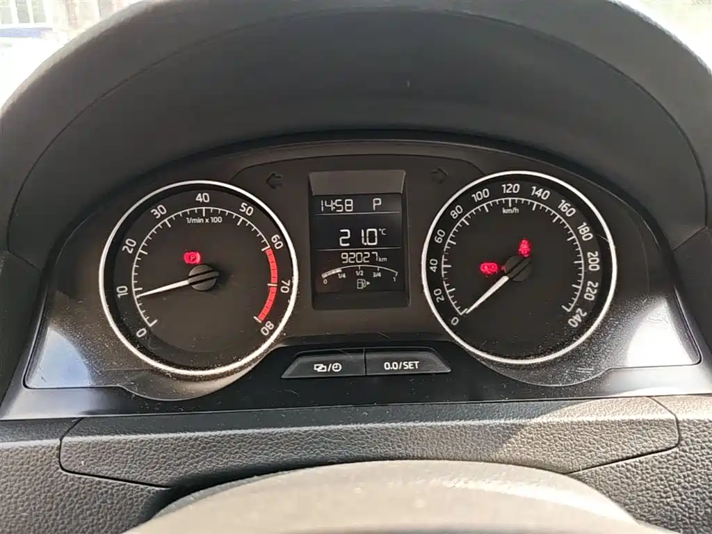 Škoda Skoda Rapid Spaceback 2016 Facelift 1.6L Automatic Forward Edition фото 12