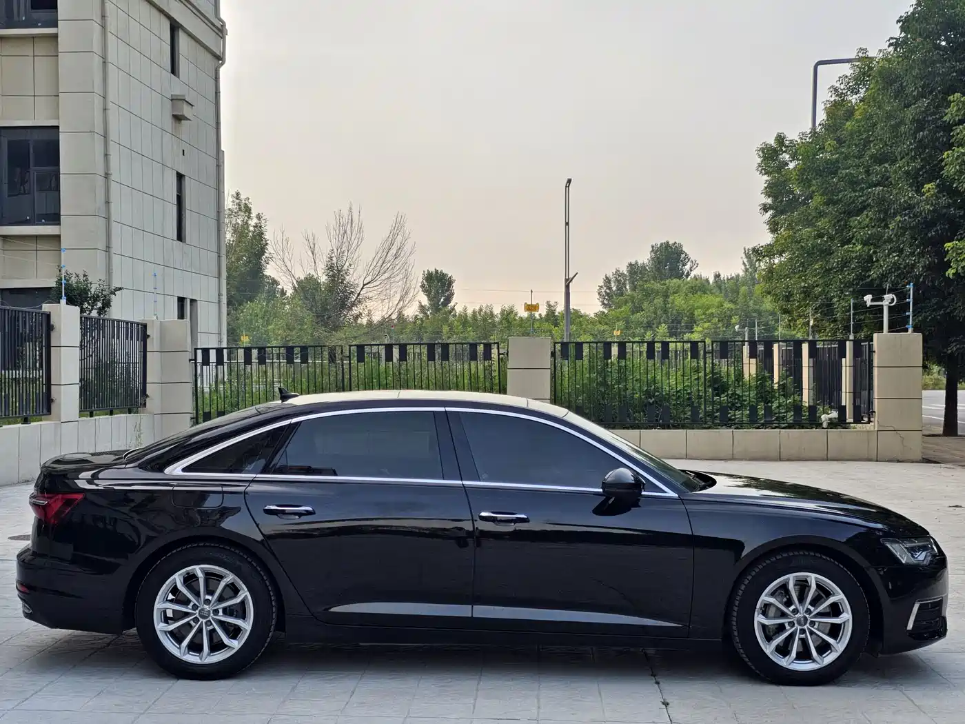 Photo 4 - Audi A6L