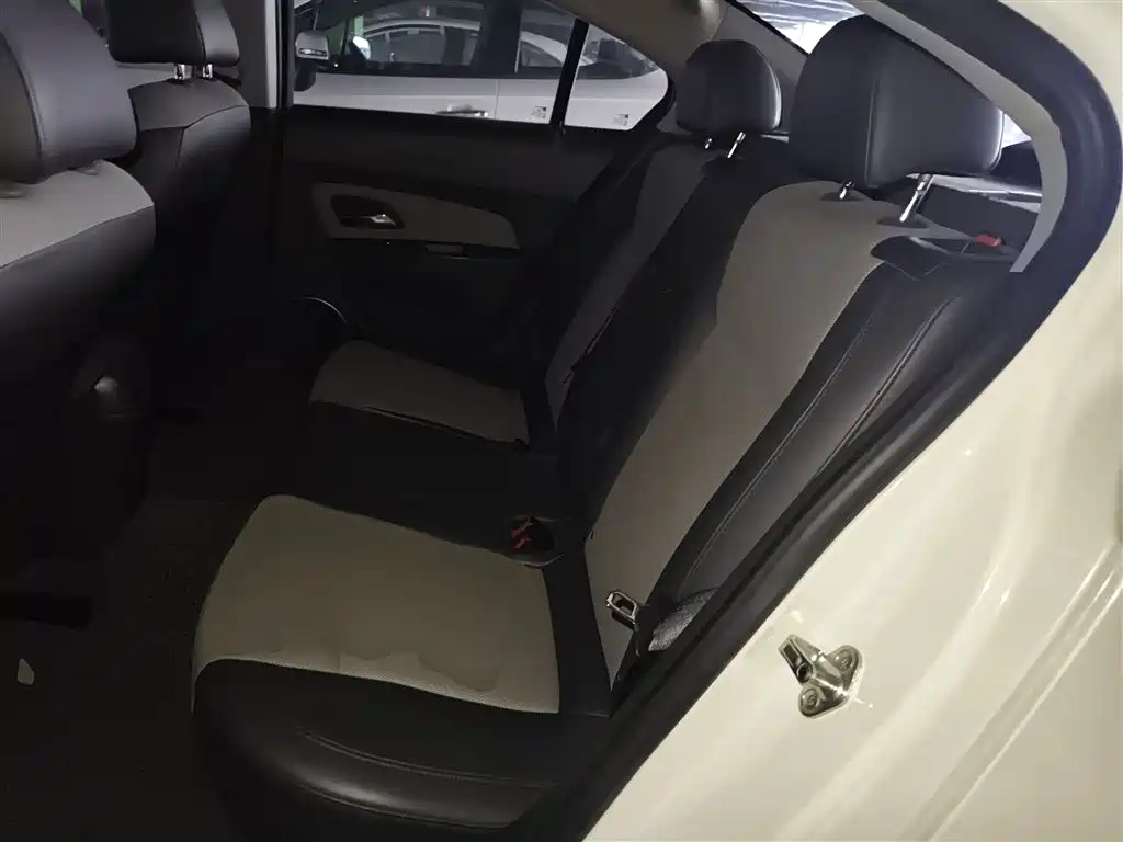 Chevrolet Cruze 2013 Model 1.8L SE AT фото 13