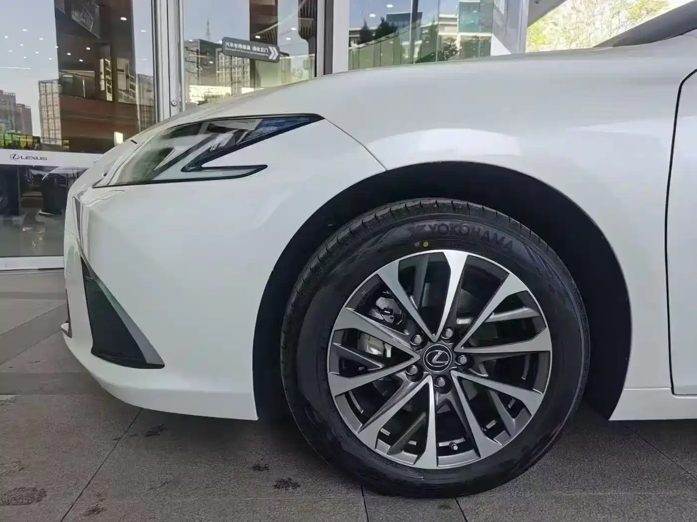 Lexus ES 2025 200 Ultimate Edition фото 4