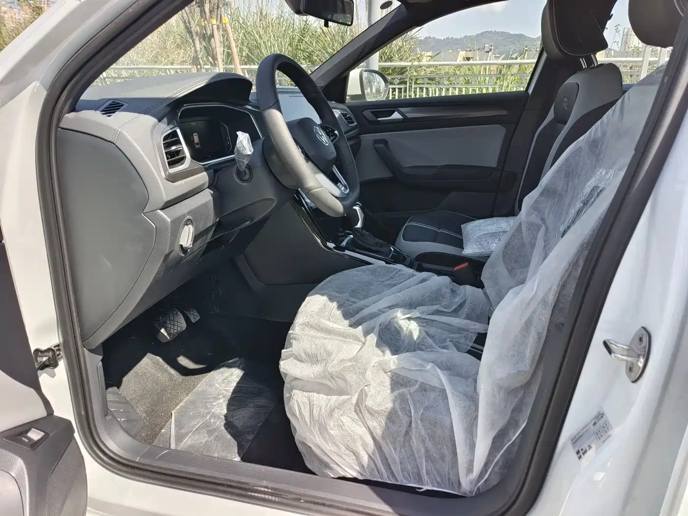VOLKSWAGEN T-ROC EXPLORING SONGS