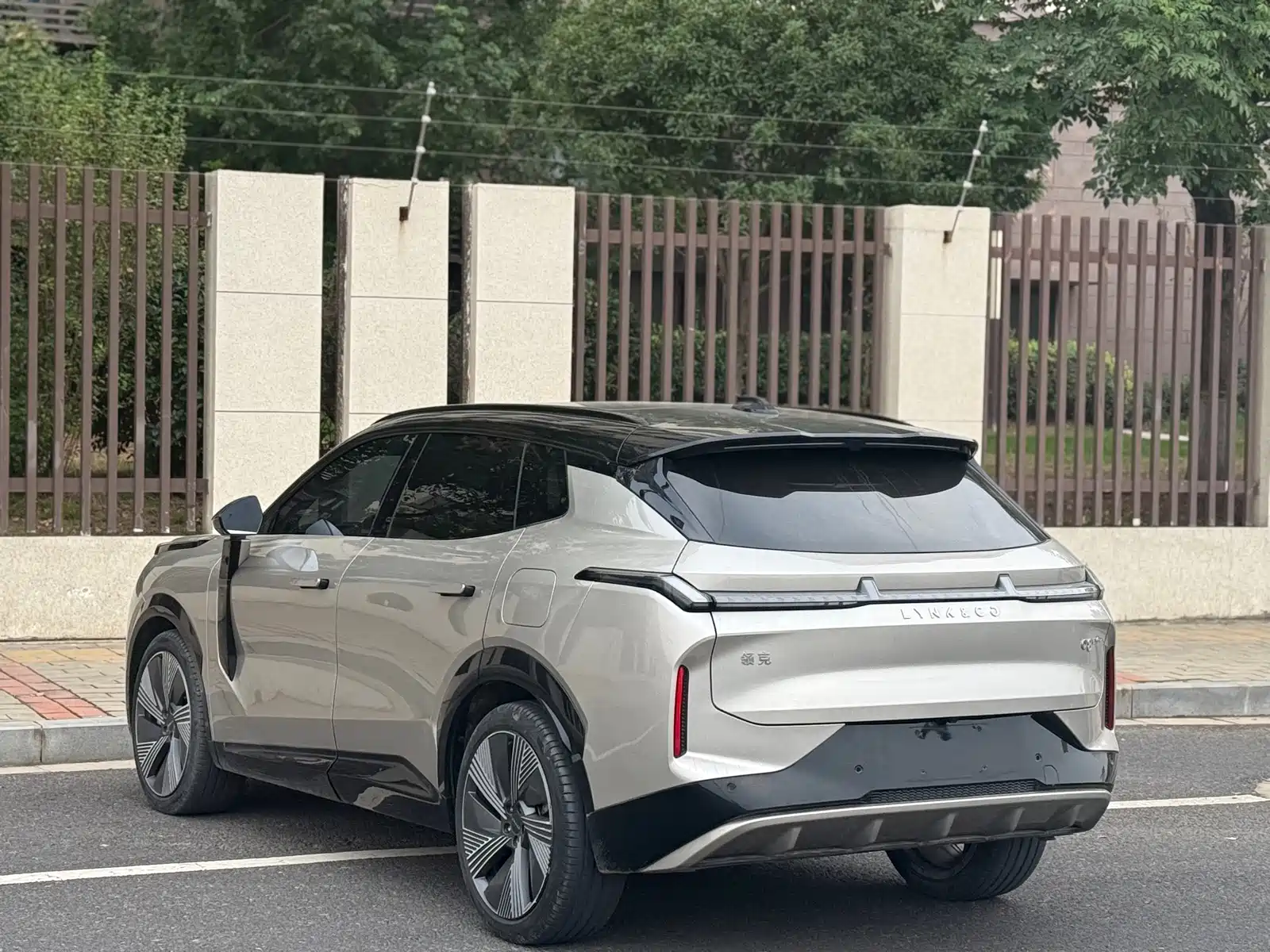 Photo 7 - Lynk & Co 08 EM-P