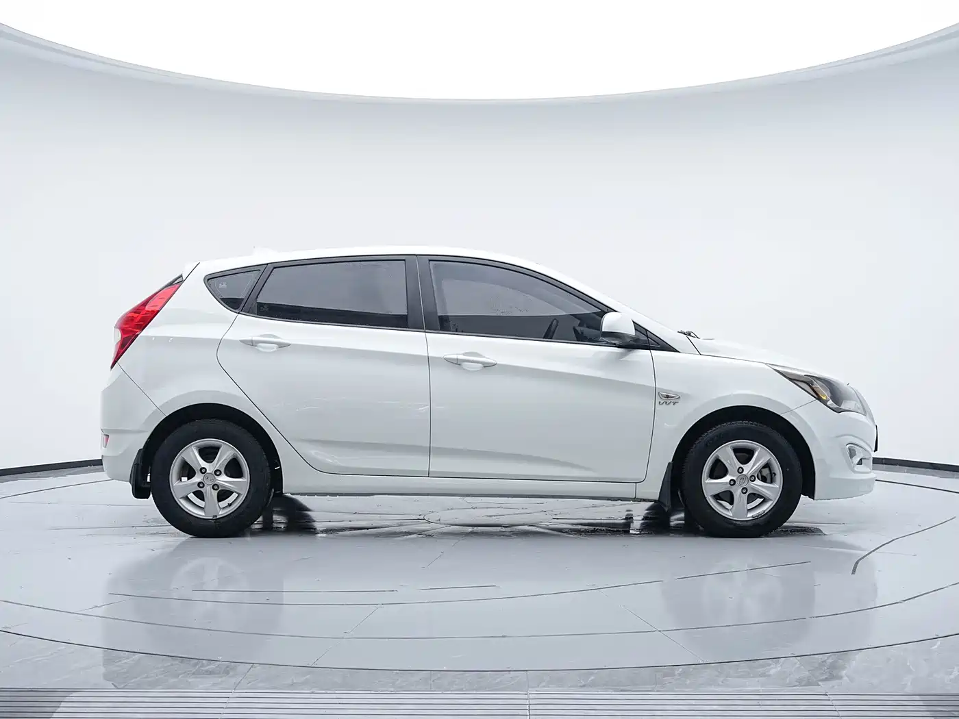 Hyundai Reina 2014 Model 1.4L Automatic GLX фото 4