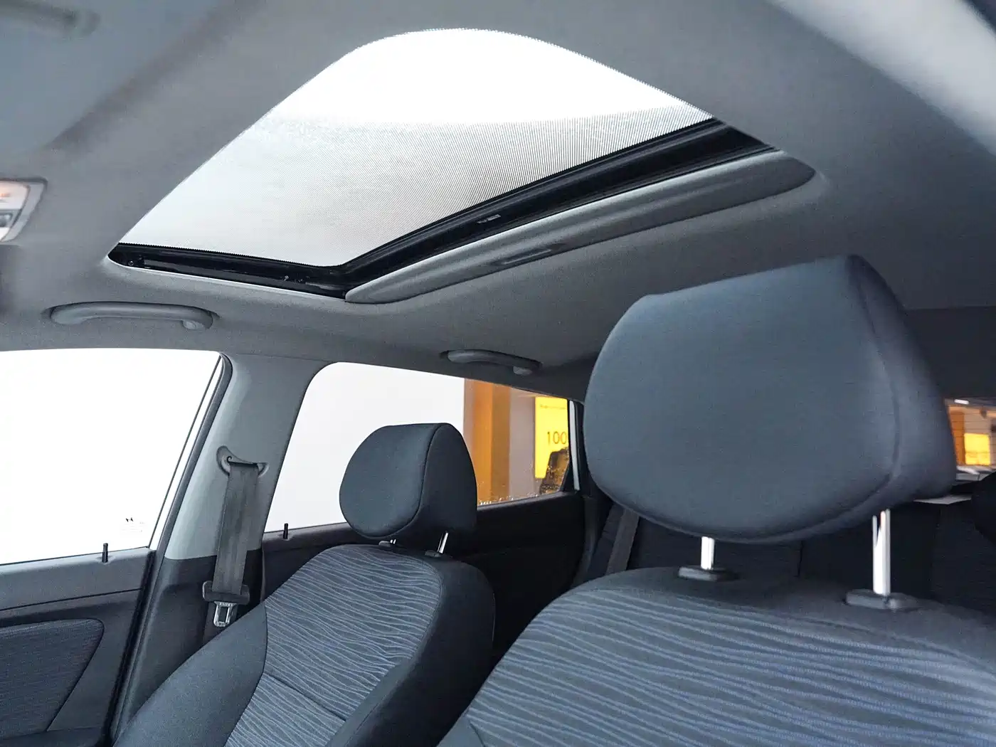 Hyundai Reina 2014 Model 1.4L Automatic GLX фото 10