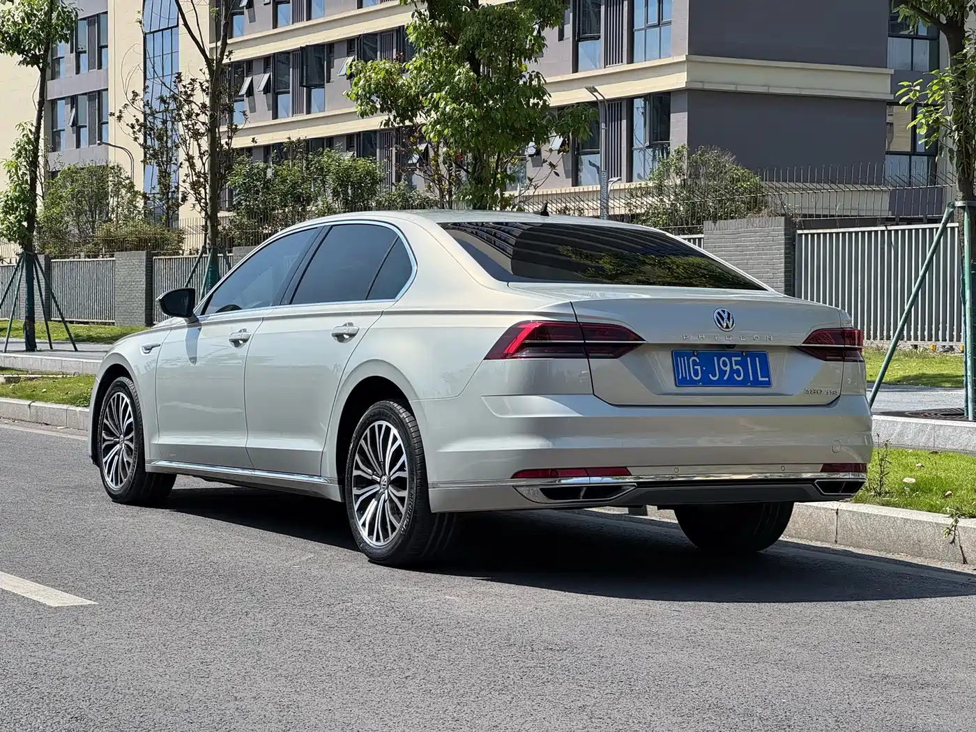 Volkswagen Phideon 2018 Facelift 380TSI FWD Business фото 14