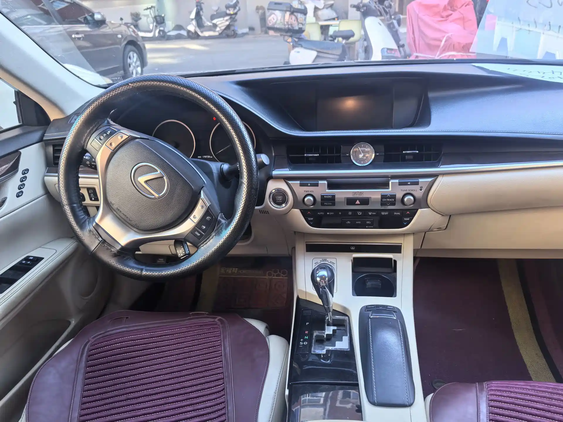 Фото 10 - Lexus ES