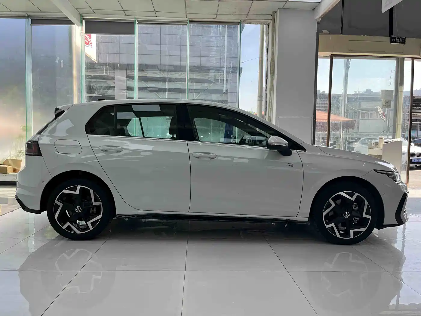 Volkswagen Golf 2025 Facelift 300TSI R-Line фото 7