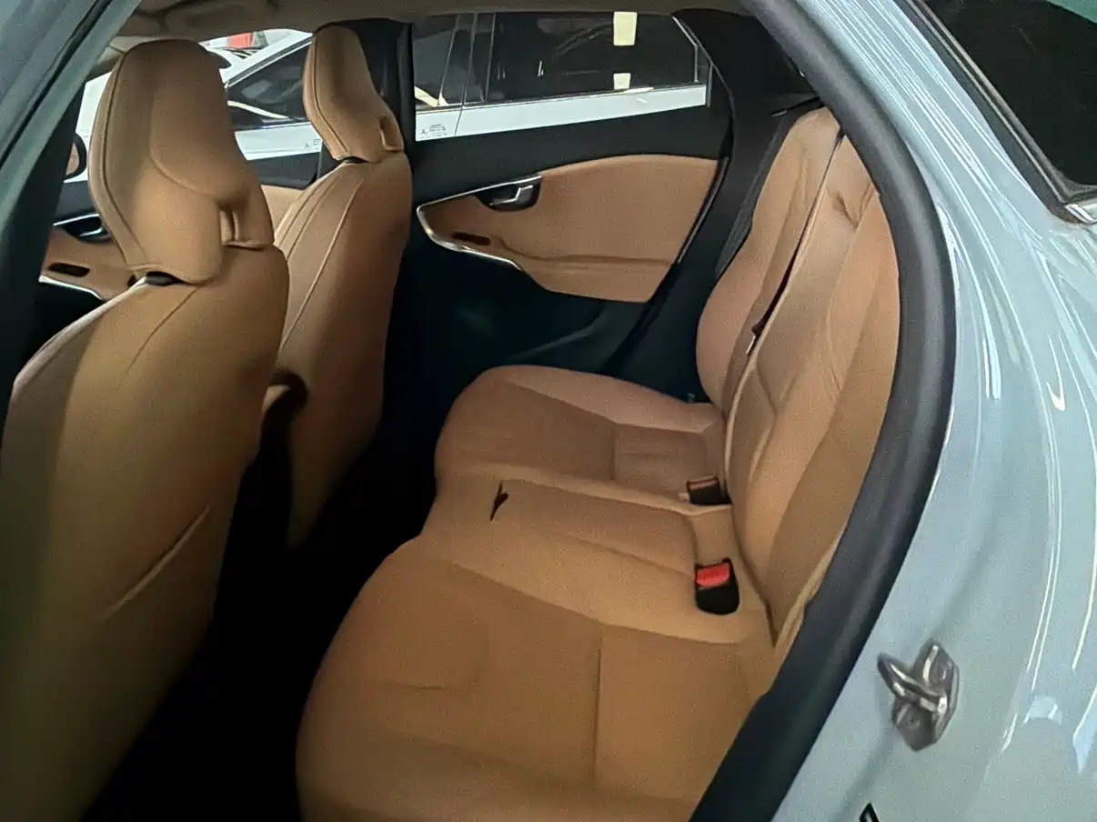 Фото 11 - Volvo V40