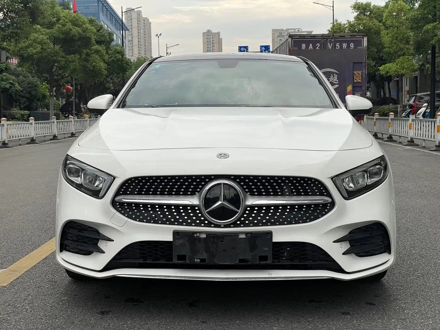 Mercedes-Benz A-Class 2020 Facelift A 200 L Sport Sedan Dynamic фото 2