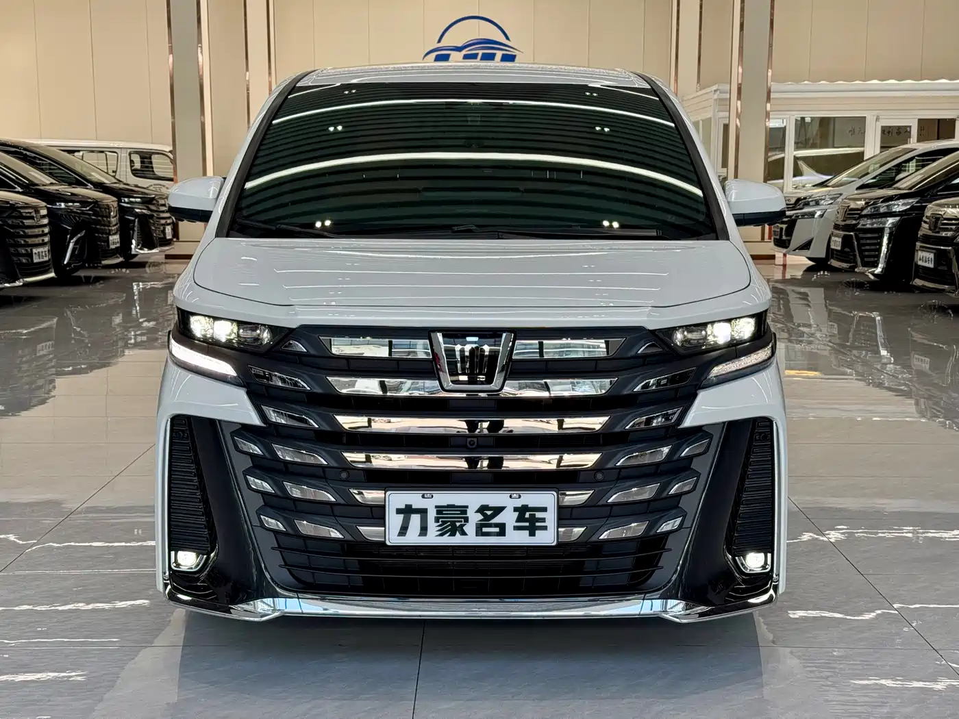 Toyota Vellfire 2024 Crown Hybrid 2.5L Executive Premium Edition фото 2