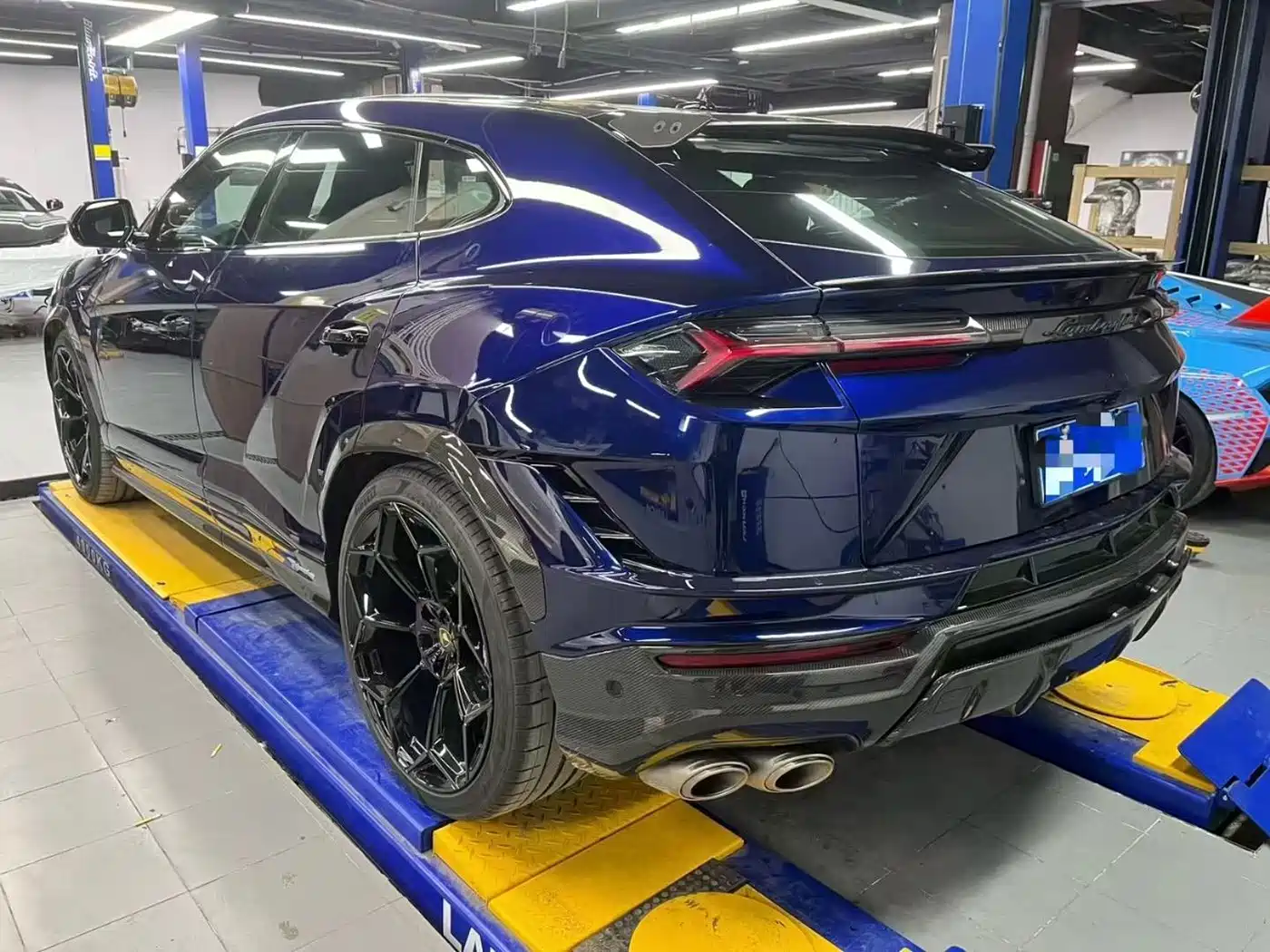 LAMBORGHINI URUS