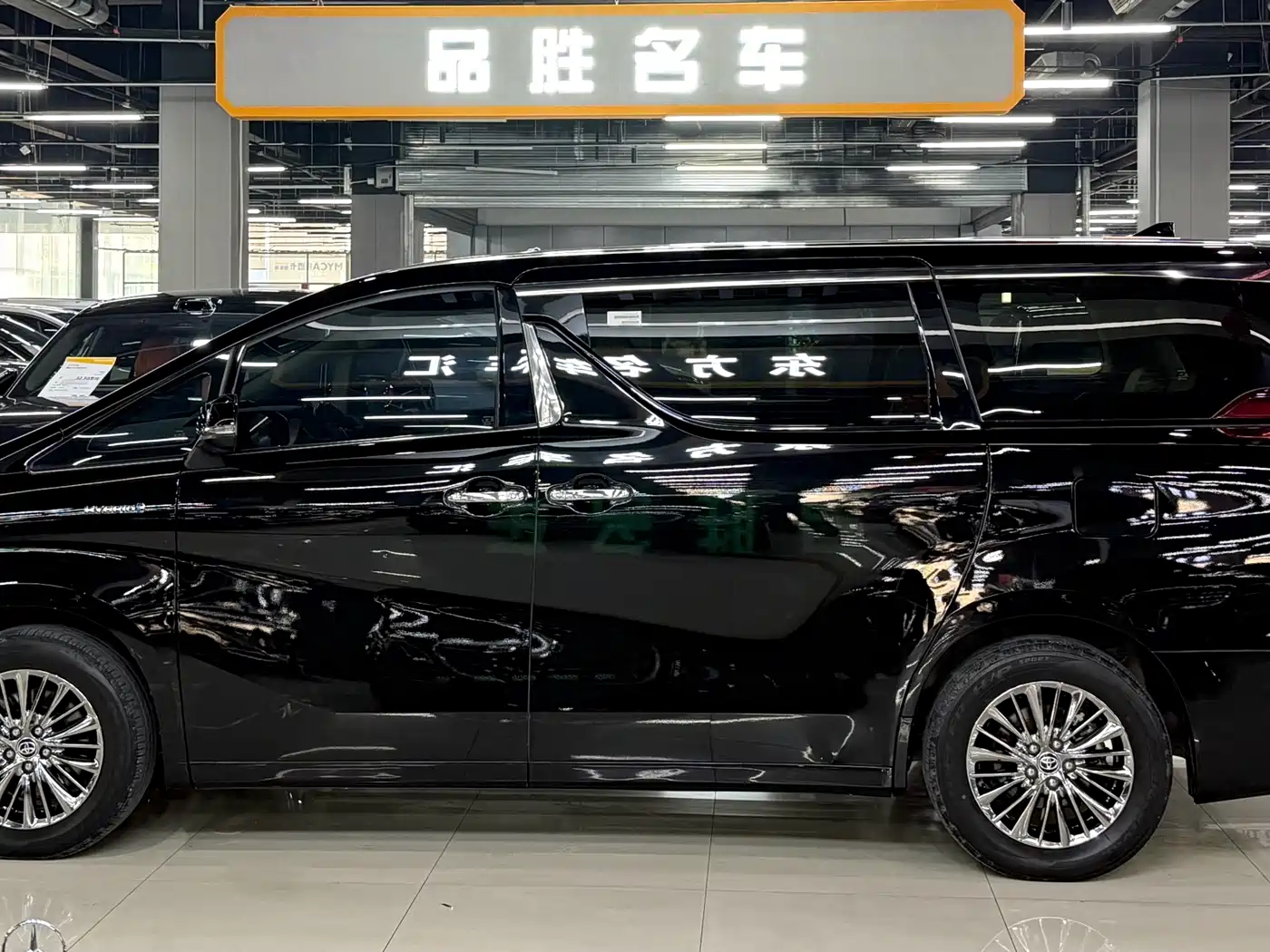 Toyota Alphard 2021 Hybrid 2.5L Luxury фото 4