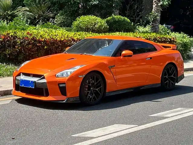 NISSAN GT R