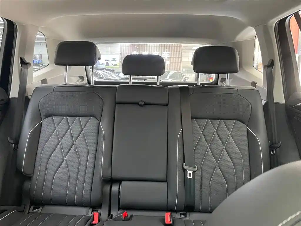 Volkswagen Tiguan L 2024 330TSI Automatic 2WD R-Line Premium Enjoyment Edition фото 9