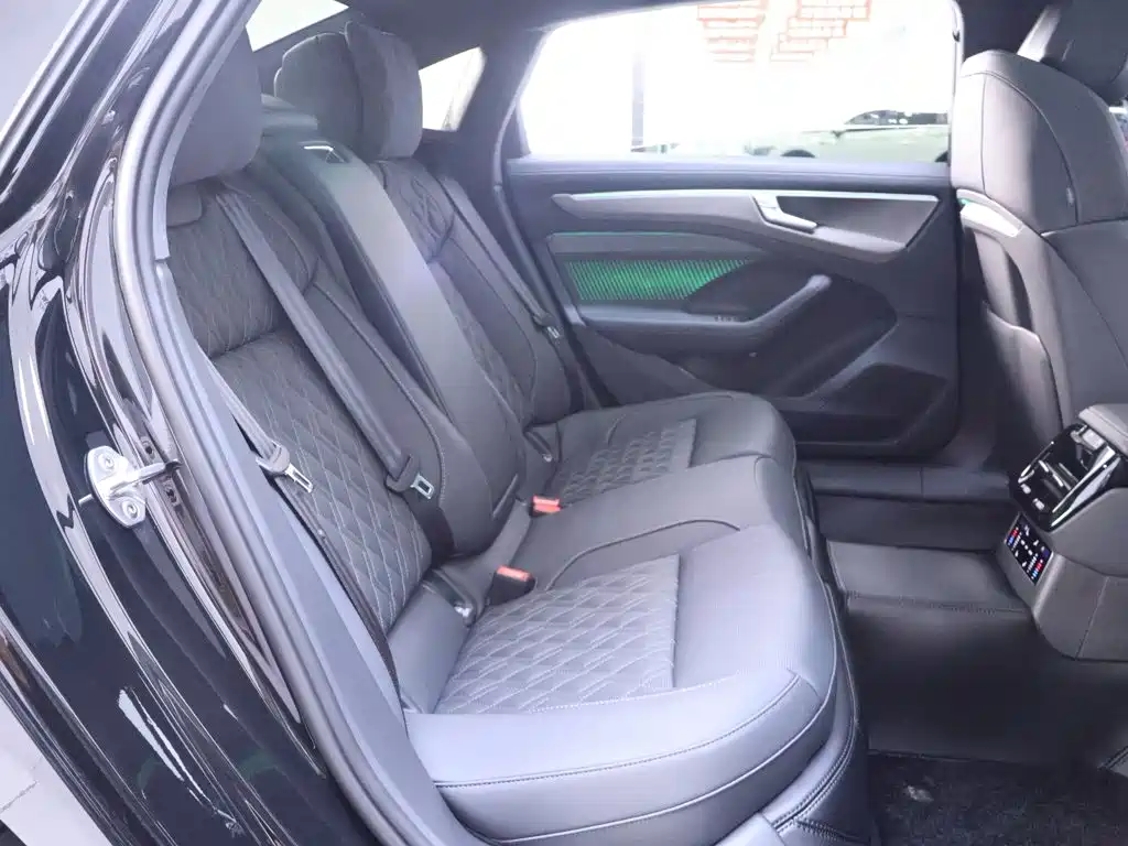 Фото 22 - Audi A6L