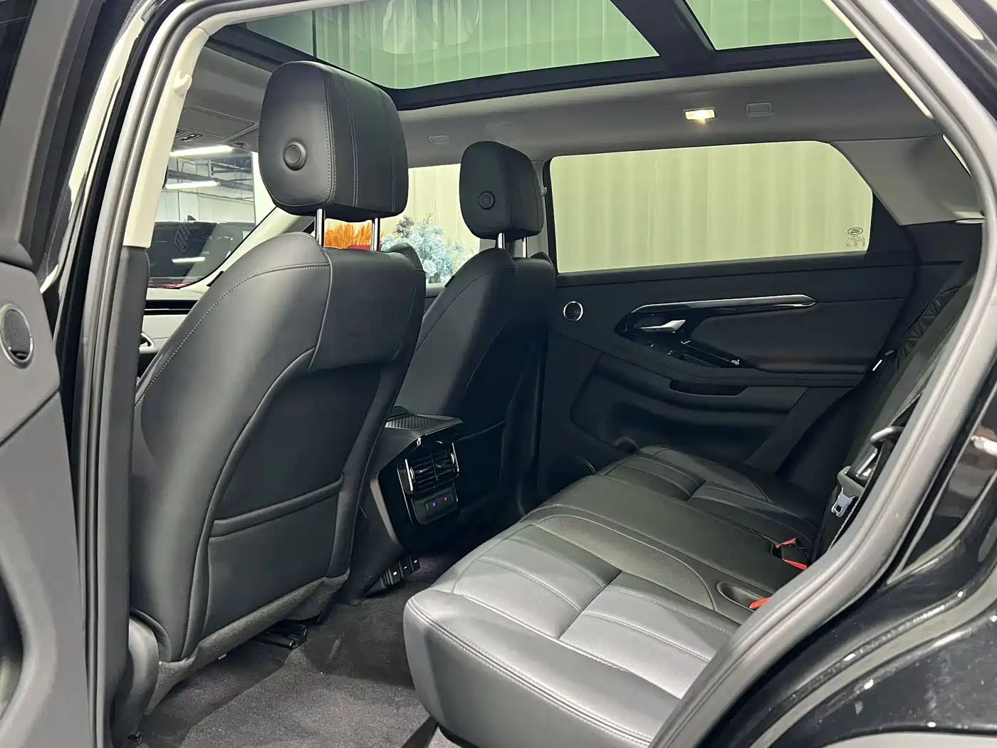 Land Rover Range Rover Evoque 2023 Range Rover Evoque L 249PS Corinthian Bronze Special Edition фото 5