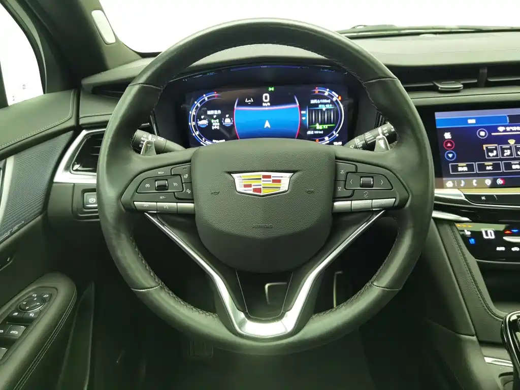 Фото 11 - Cadillac XT6