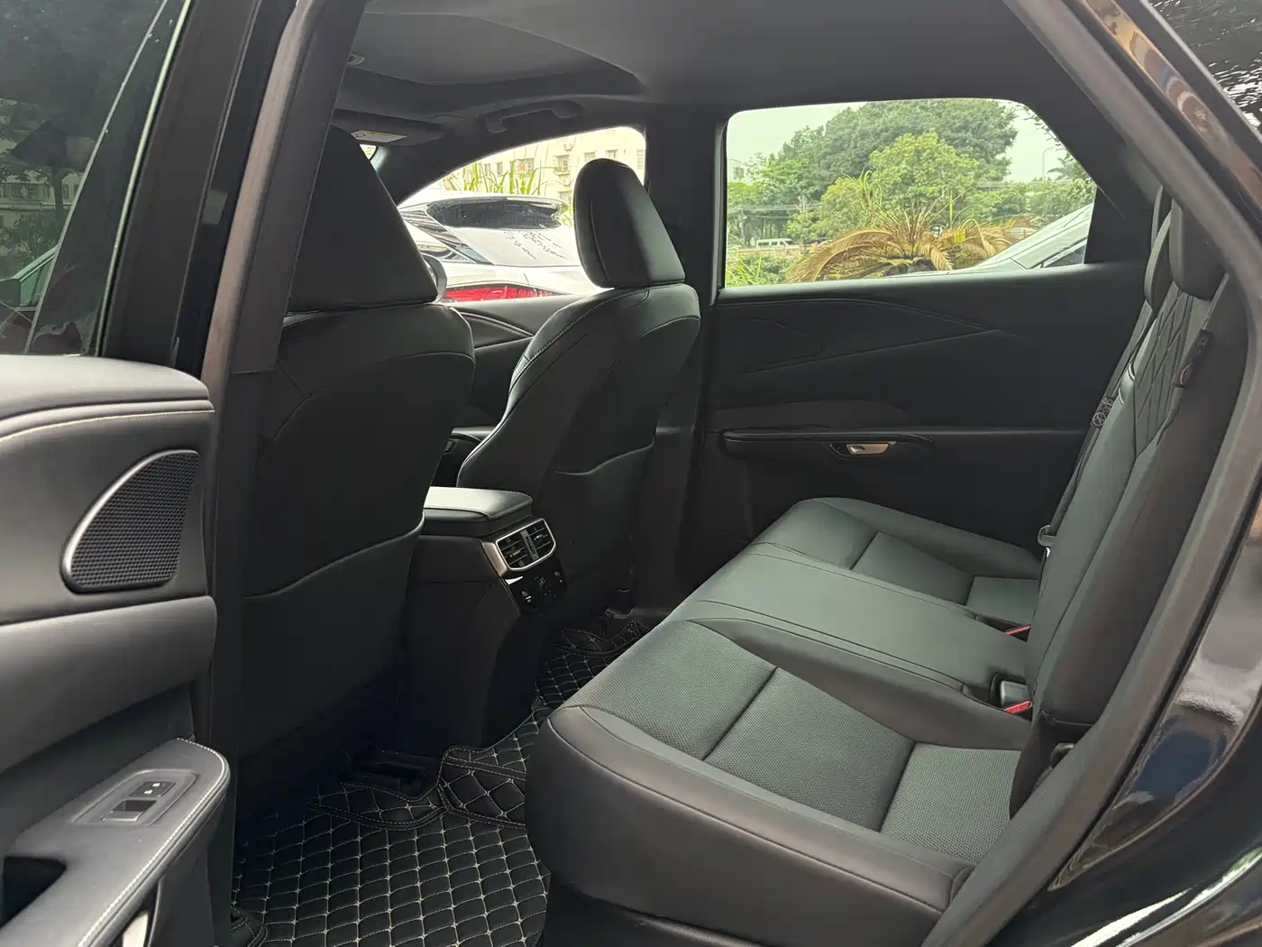 Lexus RX 2025 300 4WD Premium Edition фото 6