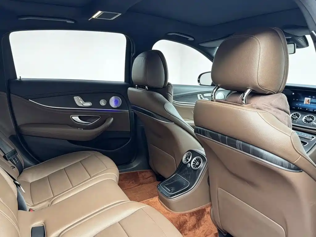 Фото 6 - Mercedes-Benz E-Class