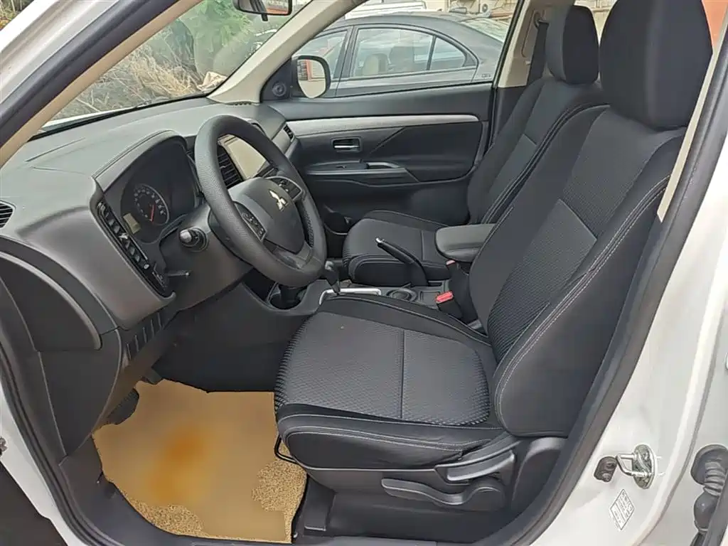 Mitsubishi Outlander 2016 2.0L 2WD Fashion Edition 5-seater фото 15