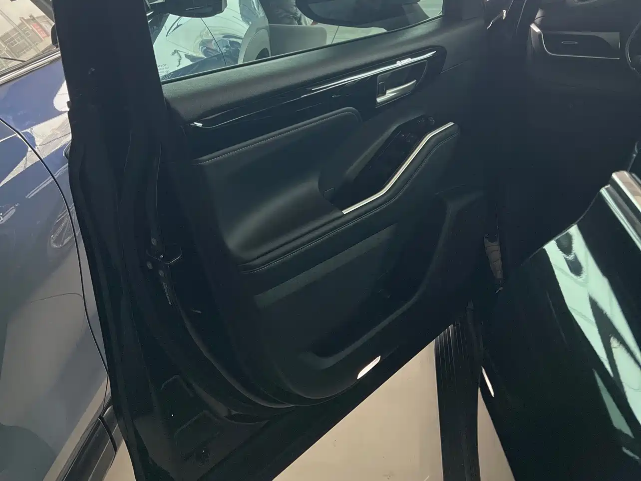 Toyota Highlander 2024 2.5L Smart Hybrid 2WD Premium 7-seater фото 8