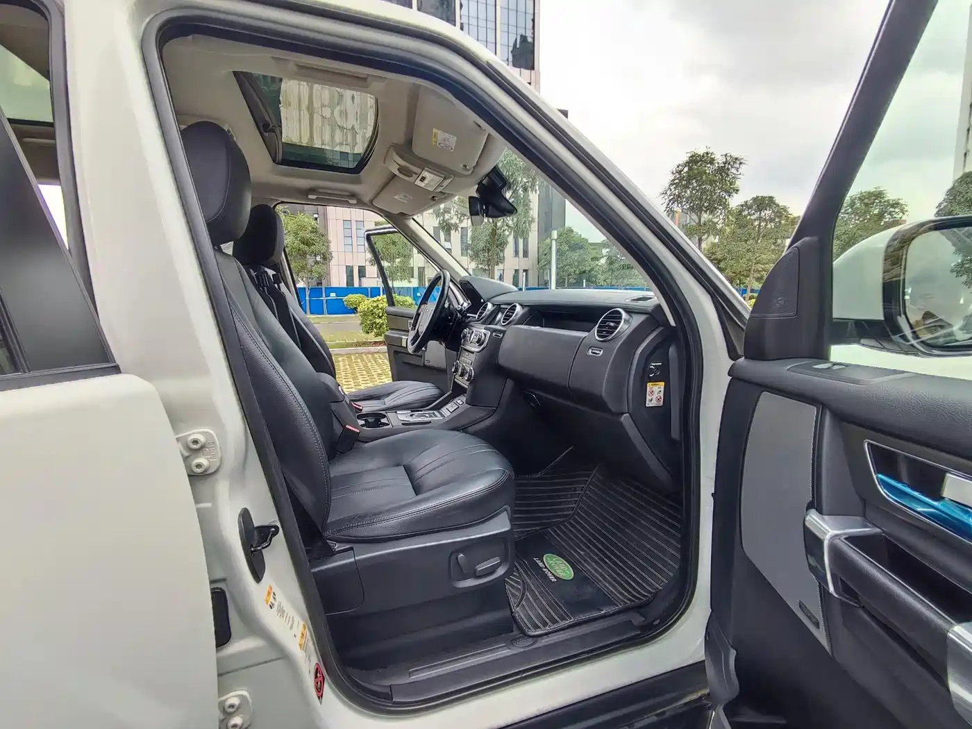 Land Rover Discovery 2016 3.0 SC Black Edition SE фото 6