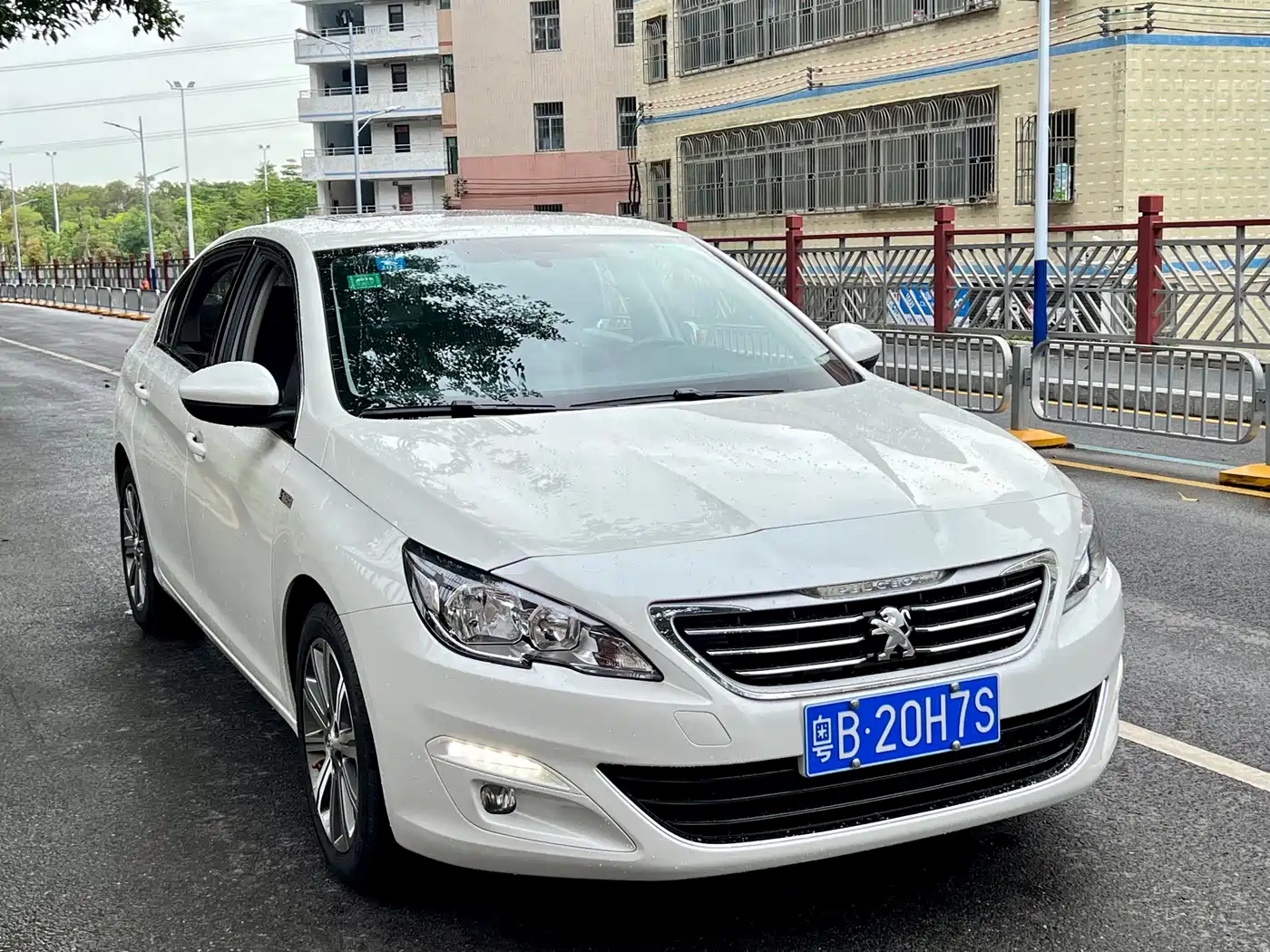 Peugeot 408 2015 Model 1.2T Automatic Luxury Edition фото 3