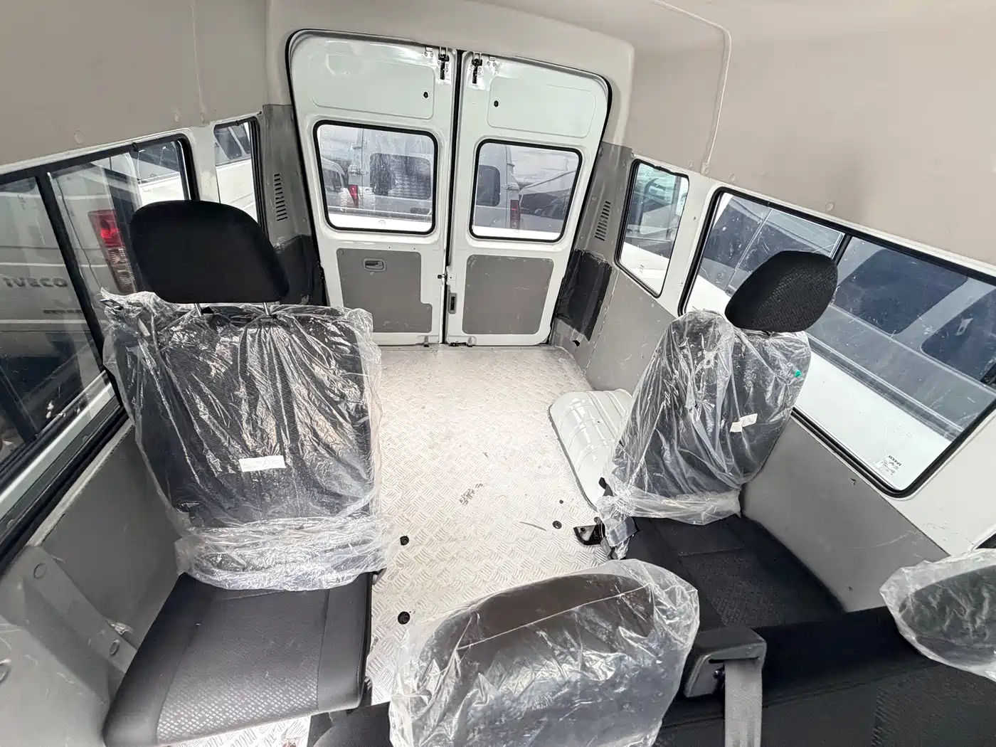 Iveco Daily 2024 2023 2.5T A37M1 Long Wheelbase Medium Roof Dual Tire Sliding Door 5-9 Seater